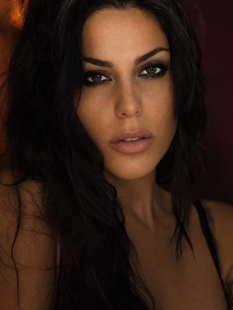 Sara, voce della linea milf